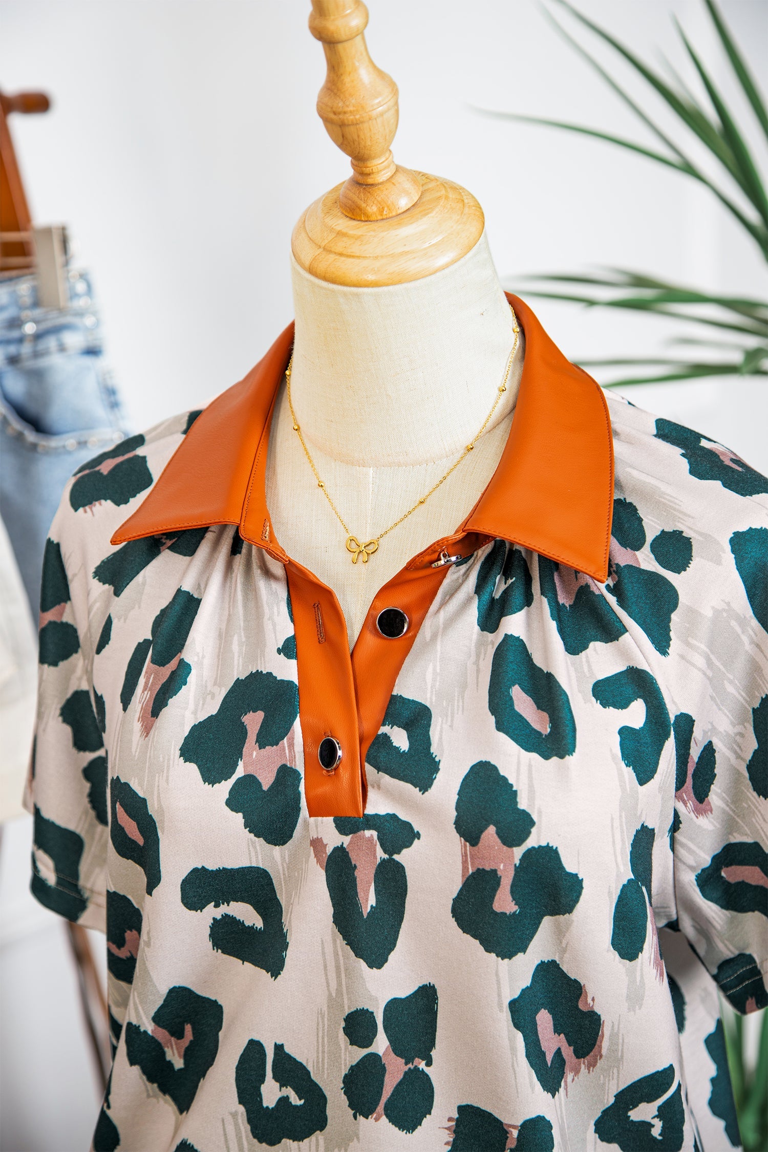 Leopard Buttoned Contrast Collar Short Sleeve Blouse