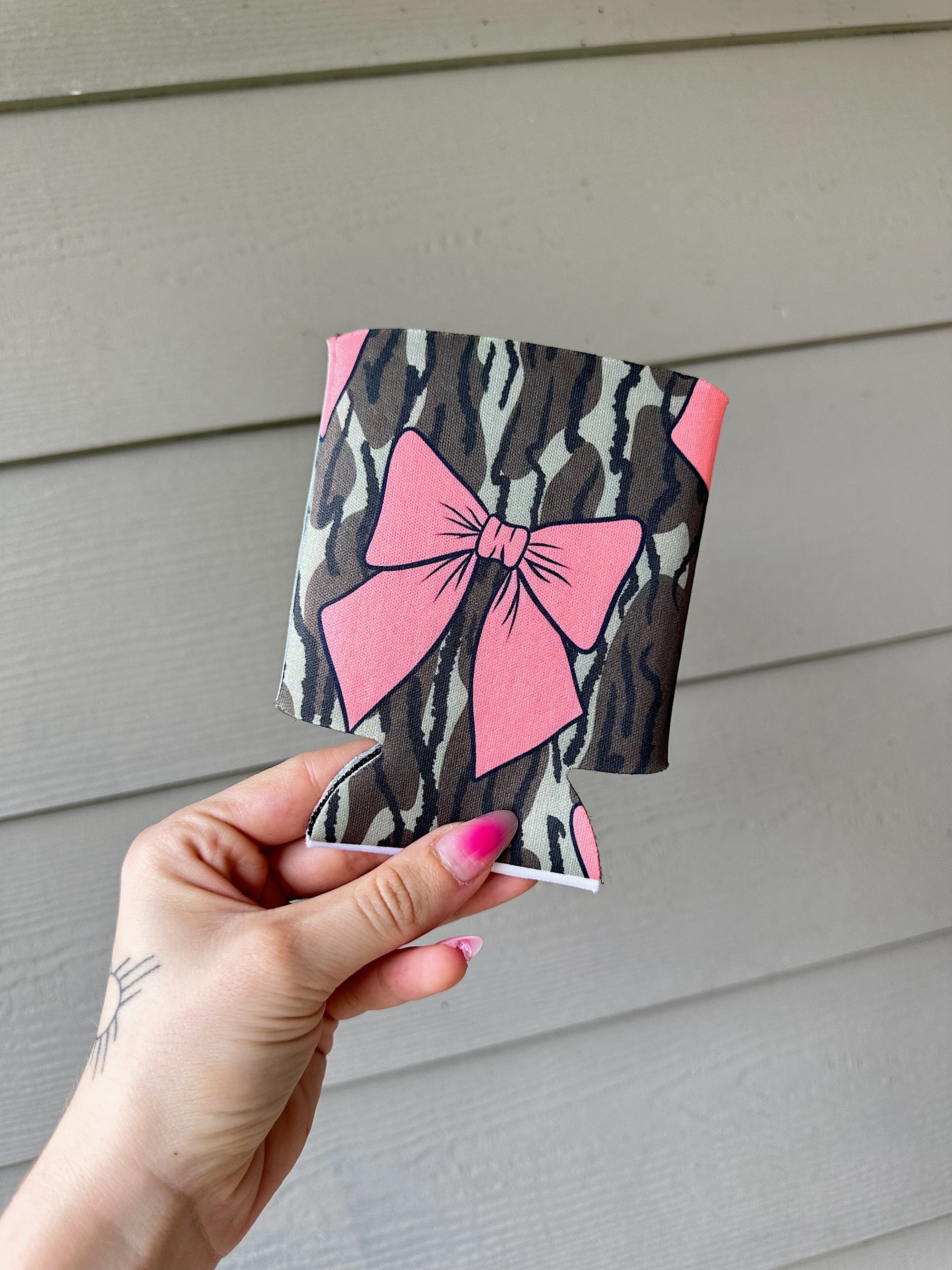 Camo &amp; Bows Koozie (2 sizes)