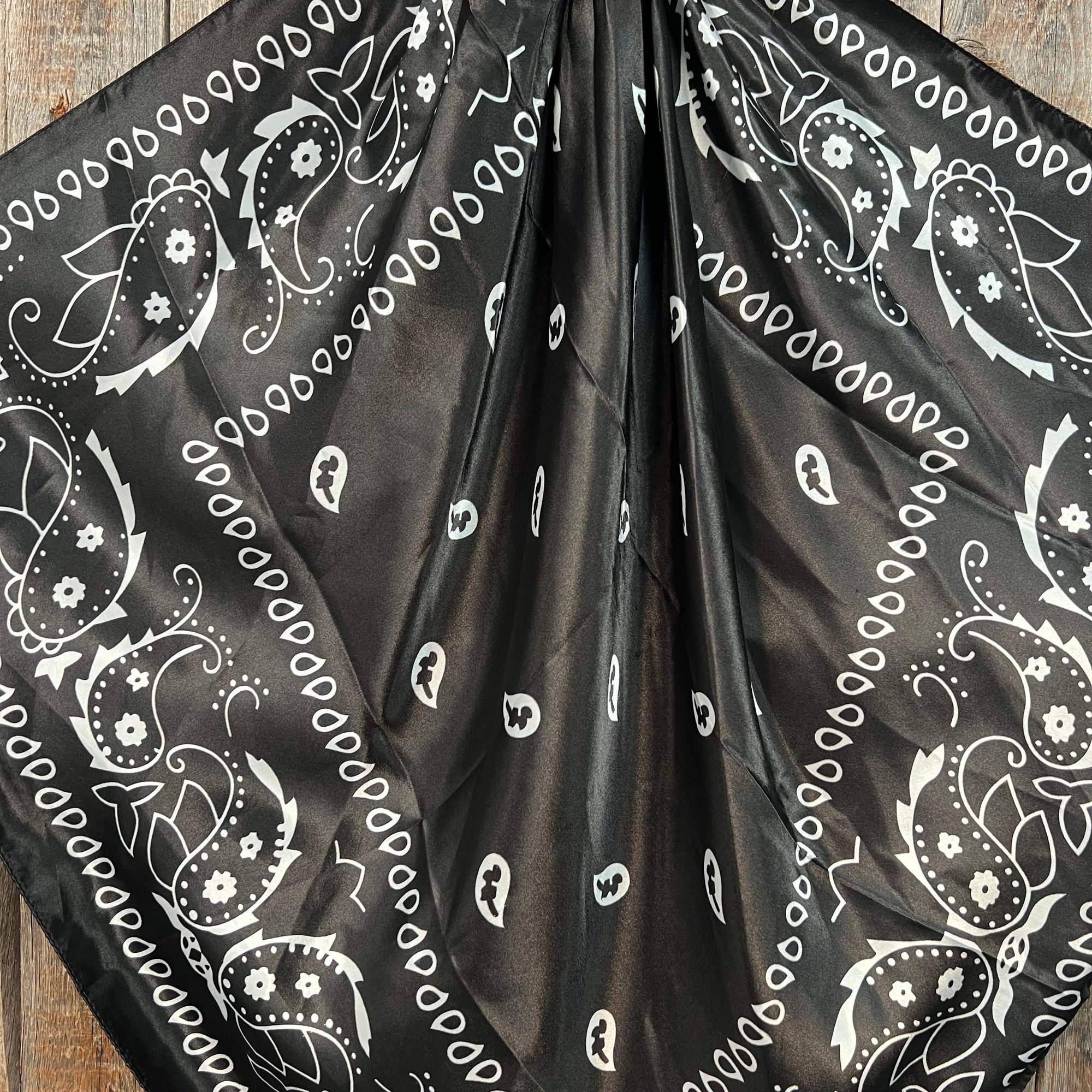 35X35"  Black &amp; White Paisley Wild Rag / Scarf WR3411